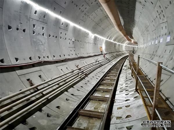 ������ָ��ݵ���5���߽���·վ����·վ�������߶ܹ�˳����ͨ