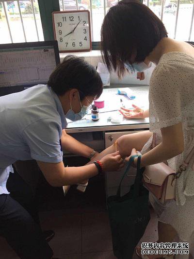 图说:调度员帮乘客清理伤口 摄影/冯联清