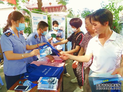 福建省龙海市市场监管局开展打击传销进社区宣传服务活动