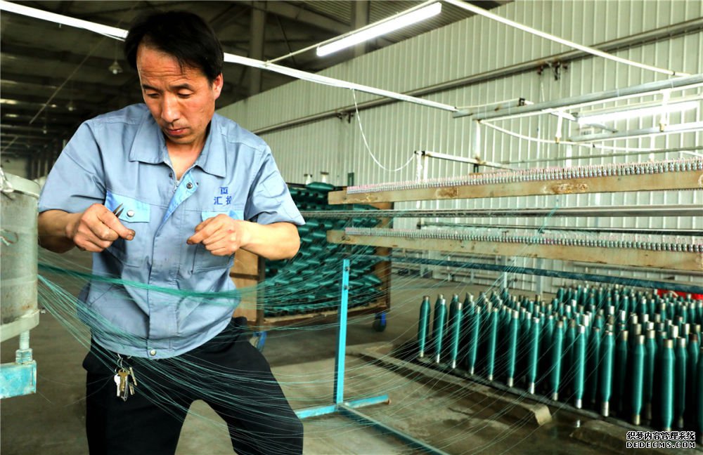 中国科技为沙漠“织网”造绿