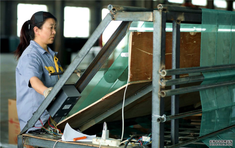 中国科技为沙漠“织网”造绿