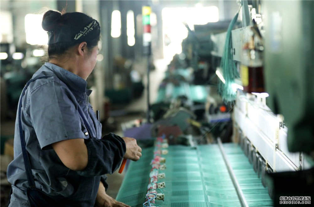 中国科技为沙漠“织网”造绿