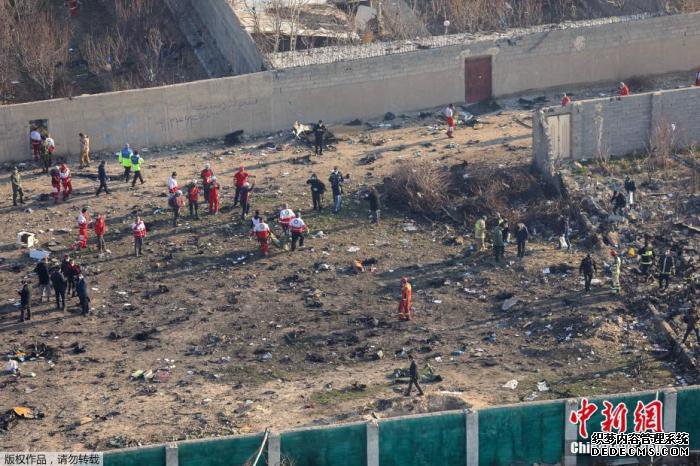 当地时间1月8日,原计划飞往基辅的乌克兰PS752航班从伊朗德黑兰霍梅尼国际机场起飞不久后坠毁,客机上人员全部遇难。据伊朗法尔斯通讯社消息称,这架波音737型客机属于乌克兰国际航空,当天从霍梅尼国际机场起飞后因“技术问题”在机场附近坠毁,机上有乘客及空乘人员共180人。图为客机坠毁现场。 当地时间1月8日,原计划飞往基辅的乌克兰PS752航班从伊朗德黑兰霍梅尼国际机场起飞不久后坠毁,客机上人员全部遇难。据伊朗法尔斯通讯社消息称,这架波音737型客机属于乌克兰国际航空,当天从霍梅尼国际机场起飞后因“技术问题”在机场附近坠毁,机上有乘客及空乘人员共180人。图为客机坠毁现场。