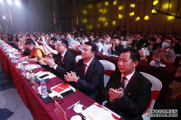 砥砺二十载 再谱新华章 ——晨钟教育集团举办20周年庆典活动