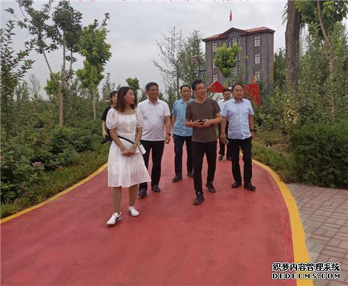 《经济》杂志一行赴全国文明村黄儿营西村调研
