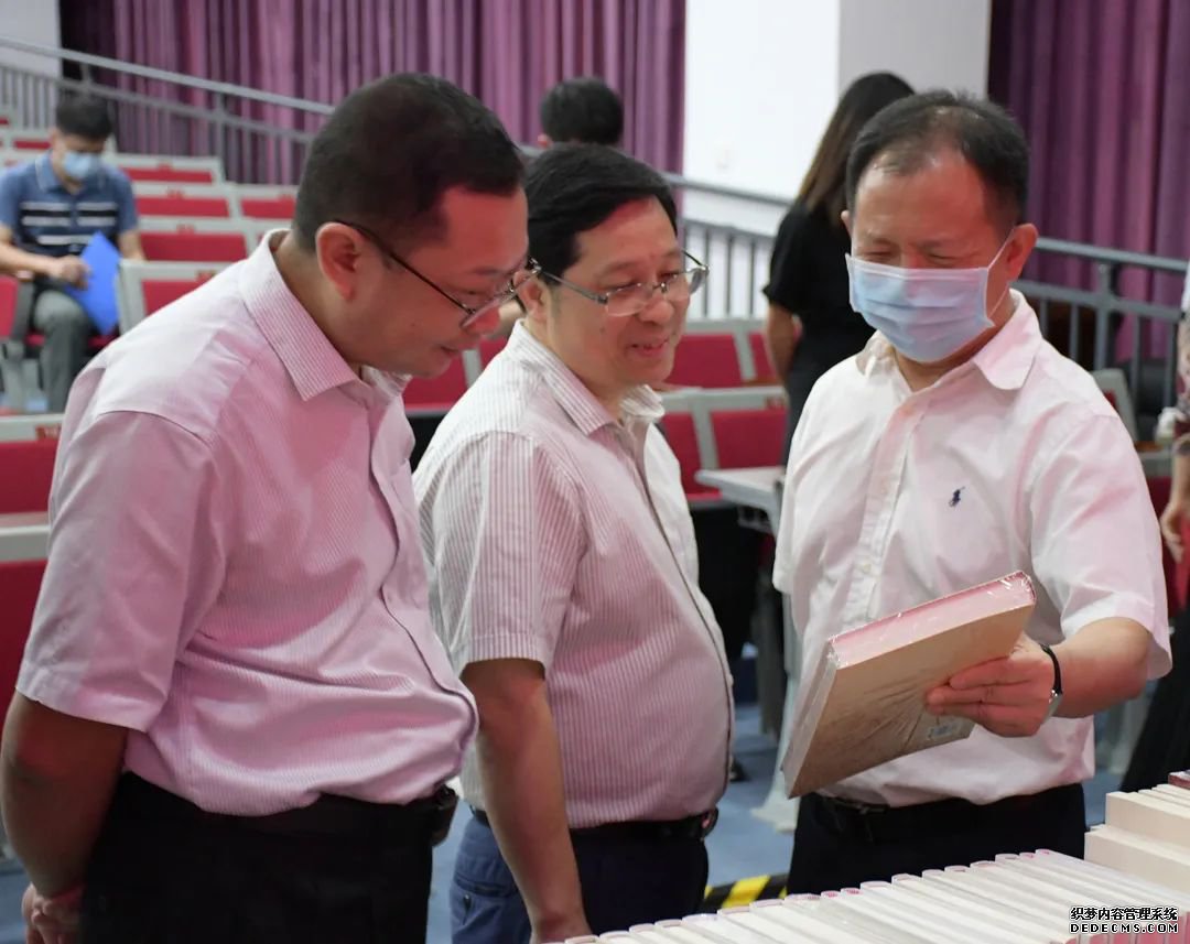 “情系老年教育传递书香文明” ——图书捐赠活动举行