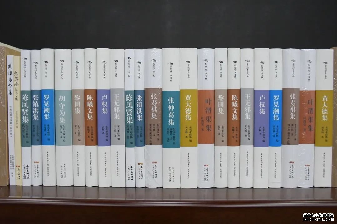 “情系老年教育传递书香文明” ——图书捐赠活动举行