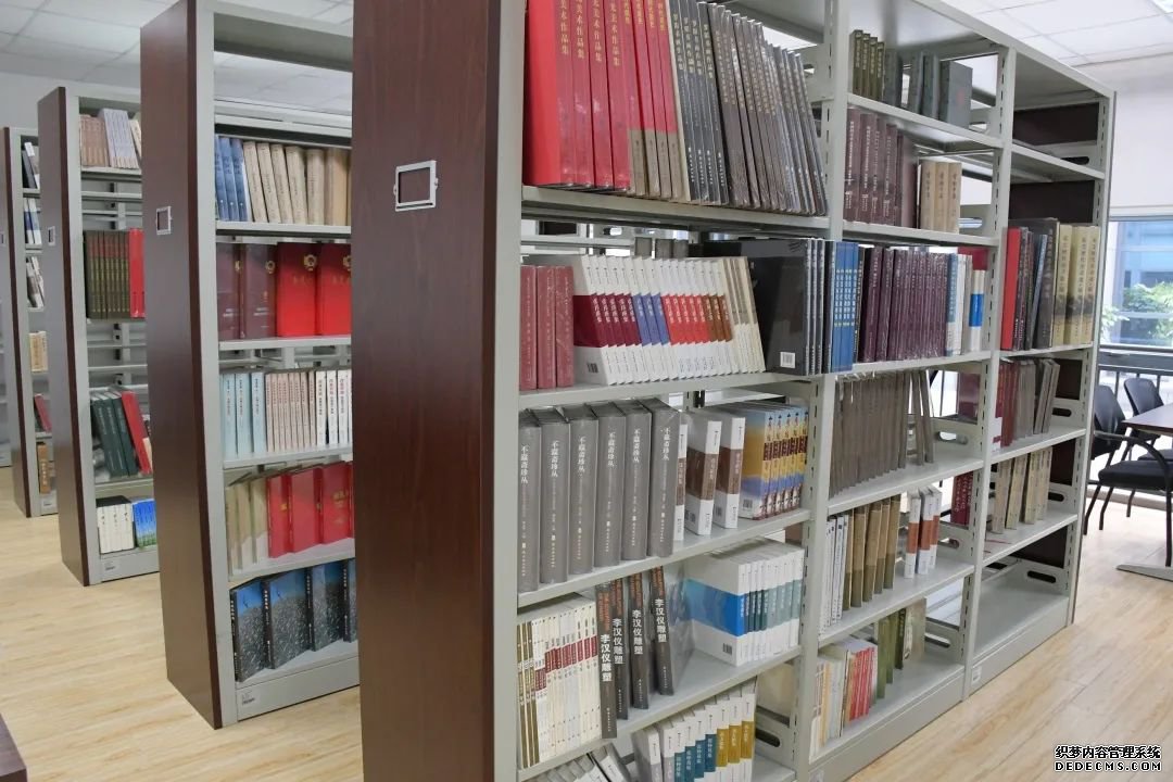 “情系老年教育传递书香文明” ——图书捐赠活动举行