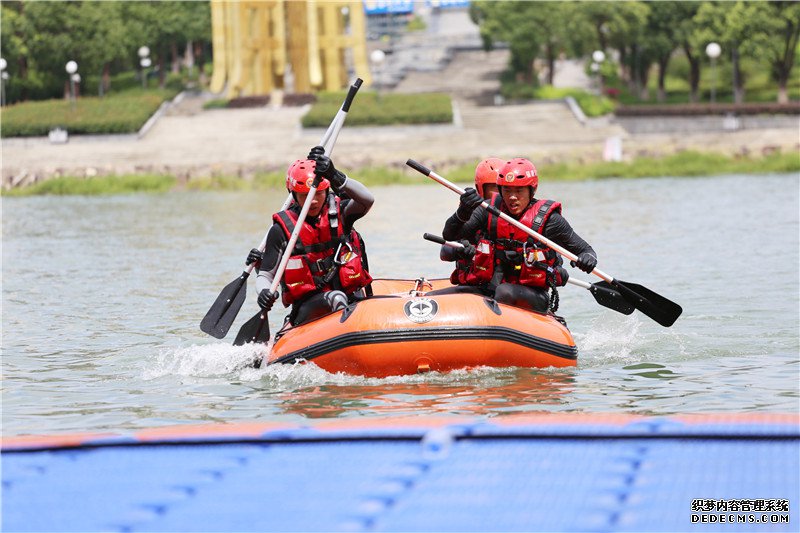 福建:水上蛟龙演练忙