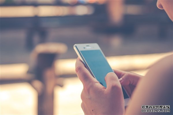 手机刚用两年就卡顿崩溃?这背后究竟有没有猫腻