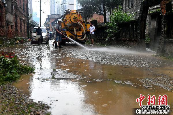 7月10日,福建邵武,水北街道组织相关人员清理路上淤泥垃圾。 吕明 摄 7月10日,福建邵武,水北街道组织相关人员清理路上淤泥垃圾。 吕明 摄