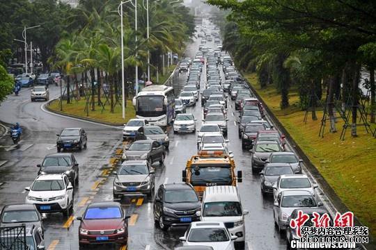 8月1日,海南省开始施行《海南省外地号牌小客车通行管理办法(试行)》,对进入海南省行政区域道路行驶的外地号牌小客车实行限期通行管理。图为行驶在海口市龙昆南路的车辆。中新社记者 骆云飞 摄 8月1日,海南省开始施行《海南省外地号牌小客车通行管理办法(试行)》,对进入海南省行政区域道路行驶的外地号牌小客车实行限期通行管理。图为行驶在海口市龙昆南路的车辆。/p中新社记者 骆云飞 摄