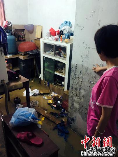 7��10�գ���Ůʿ���ﱻ�ͣ�һƬ�Ǽ����������� ��