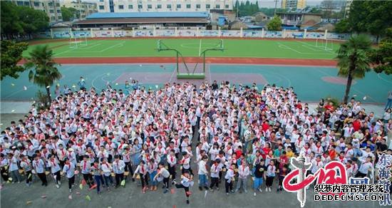 �ж�ĸУ ׷���ഺ