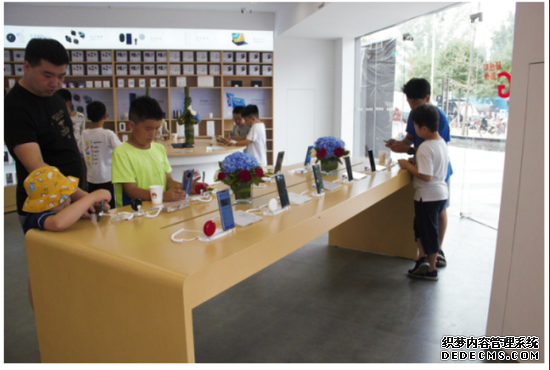 天泽城华为授权体验店盛大开业:人文与科技交融的智能生活馆