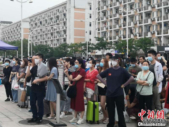 �㽭��ýѧԺ�ſڣ��������εļҳ��ǡ��������� ��