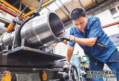 迎难而上,外贸展现强大韧性(锐财经·年中经济观察⑥)