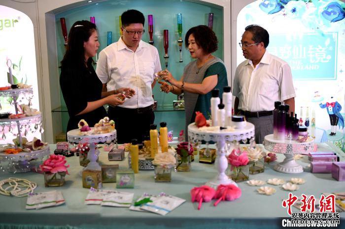 ̨��������(��һ)��������(�Ҷ�)����������Ǳ�ľ�Ӫ��ҵ��Ϊ��Ů�������ʵļ�ͥ���������ְѽ�������������һ������������ ��