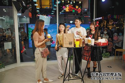 直播互动 观众“不过瘾”直接出镜