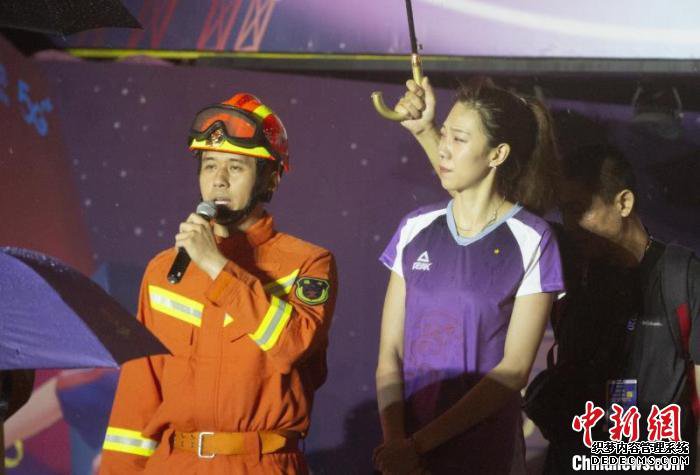 ͼΪ���Ů�Ŷ�Ա����(��)��Ϊ��������������ʹ����������� ��